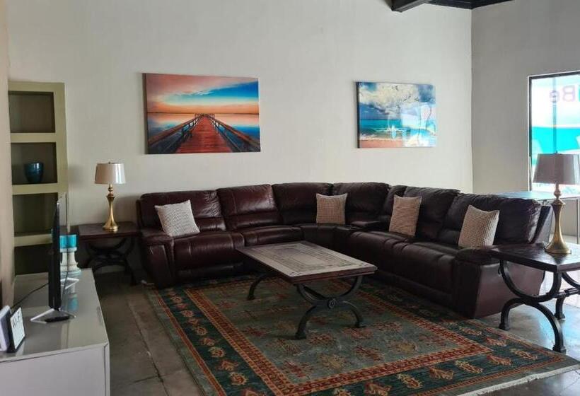آپارتمان 3 خوابه, Sleeps 16 People Goliath Super Apartment 2 Minutes From Sandy Beach