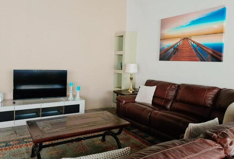 آپارتمان 3 خوابه, Sleeps 16 People Goliath Super Apartment 2 Minutes From Sandy Beach
