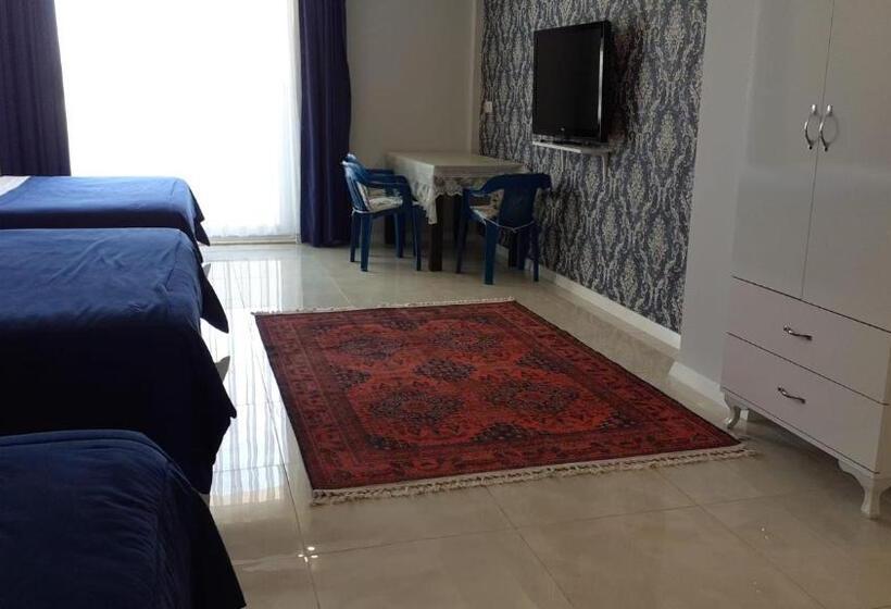 סטודיו משפחתי, The Cotton House