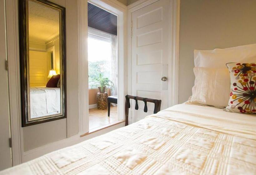 اتاق لوکس با تخت بزرگ, A And Fayebed And Breakfast, Inc