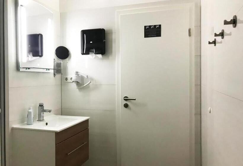Quarto Estandar Banheiro Compartilhado, Blk Hostel
