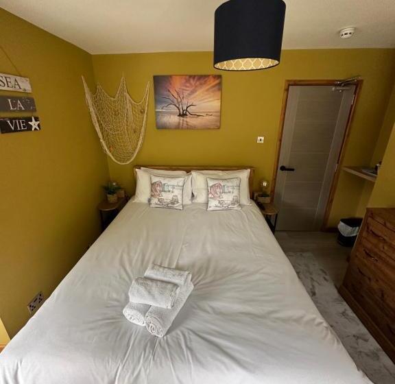 اتاق لوکس, Island Lodge Since 1835 Barbican, Free Limited Parking, Dogs Friendly , Perfect For Ferry Terminal