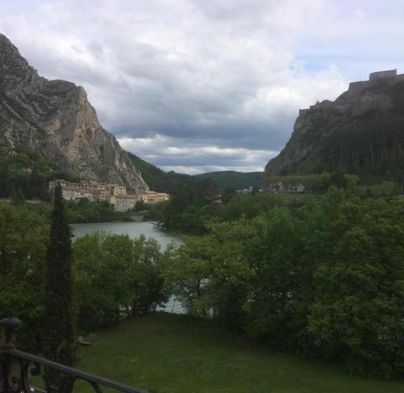 자쿠지 스위트, Château De La Cazette