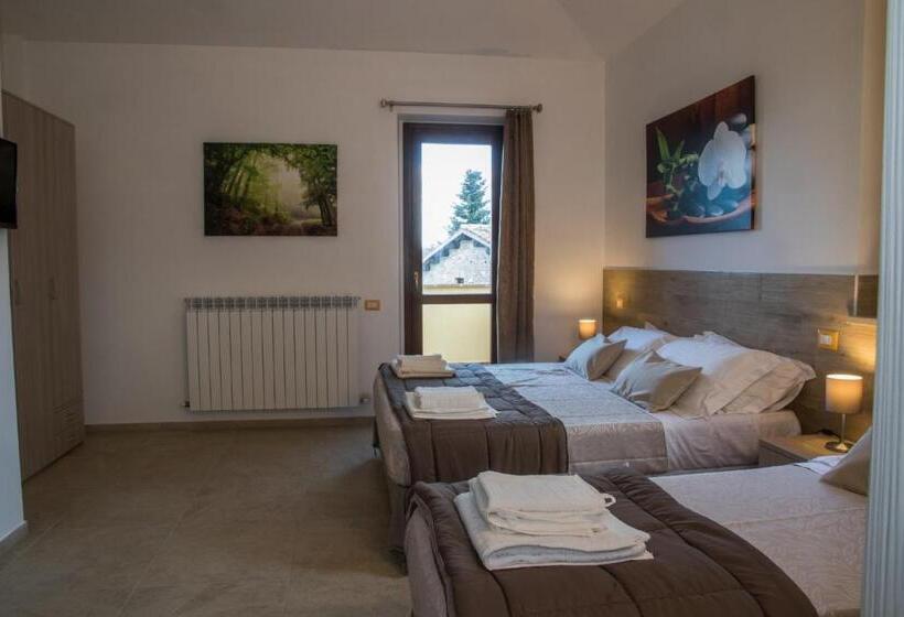 Standard Triple Room with Terrace, Borgopratole Countryhouse