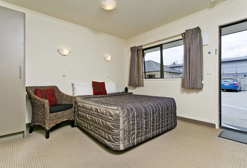 Студия Классика, Ballinor Motor Inn Hamilton