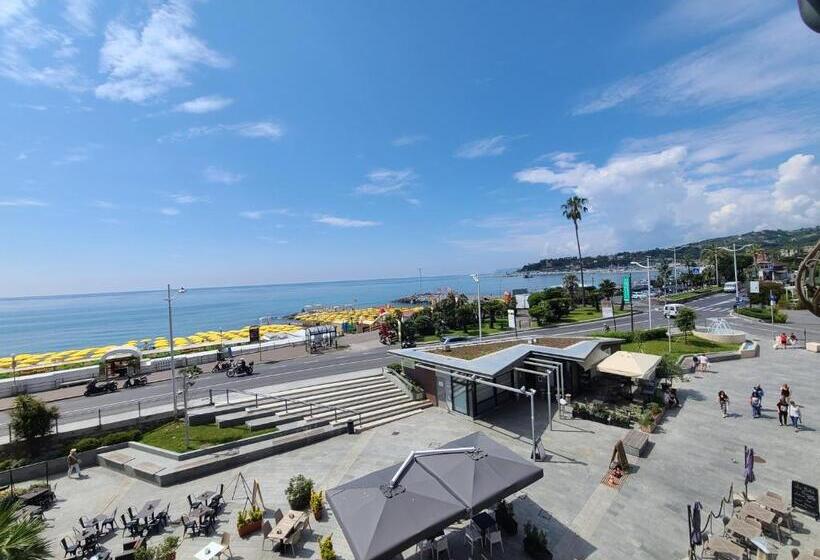 اتاق لوکس با چشم‌انداز دریا, Varazze Suite Sauna E Hammam