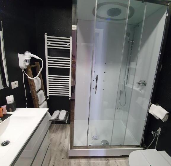 اتاق لوکس با چشم‌انداز دریا, Varazze Suite Sauna E Hammam