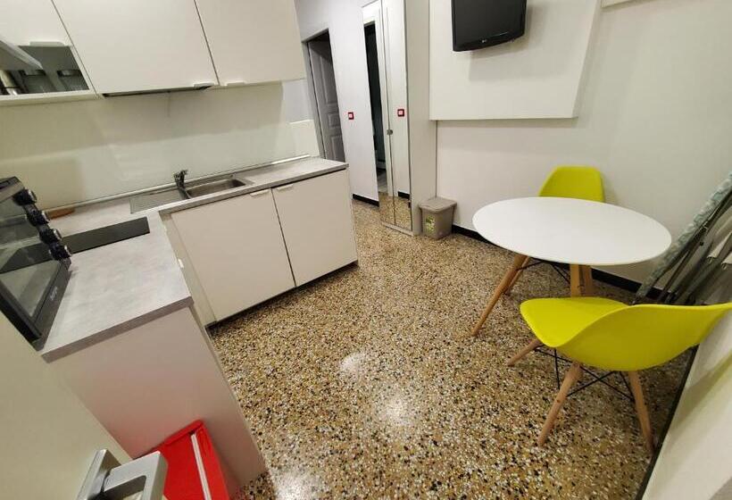 اتاق لوکس با چشم‌انداز دریا, Varazze Suite Sauna E Hammam