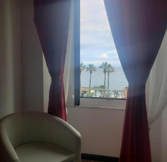 اتاق لوکس با چشم‌انداز دریا, Varazze Suite Sauna E Hammam