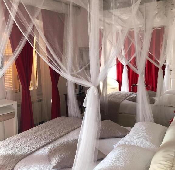 اتاق لوکس با چشم‌انداز دریا, Varazze Suite Sauna E Hammam