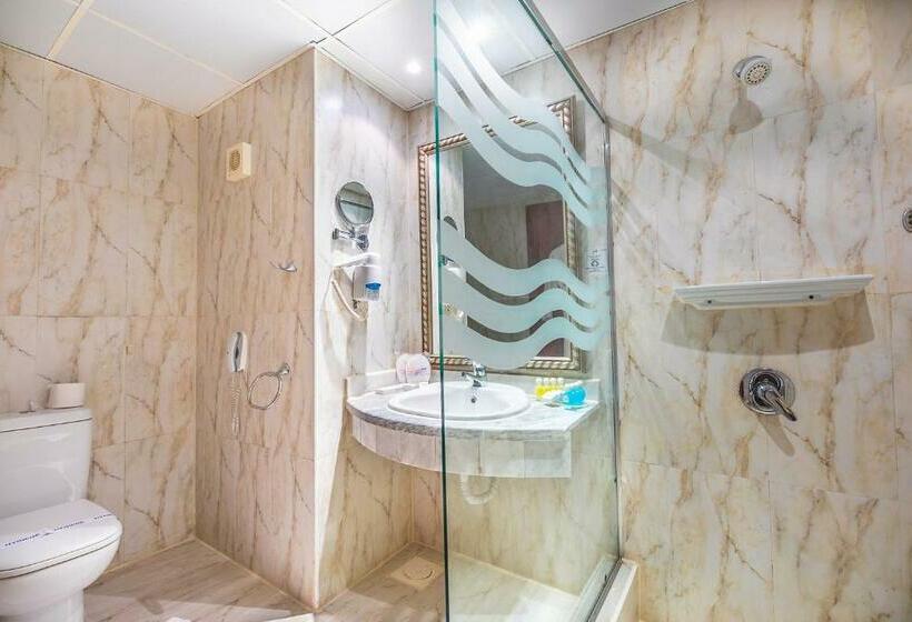اتاق ساده سه‌ نفره, Titanic Palace Families And Couples Only