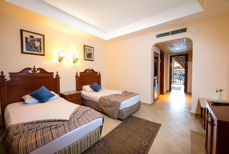 اتاق خانوادگی, Titanic Palace Families And Couples Only