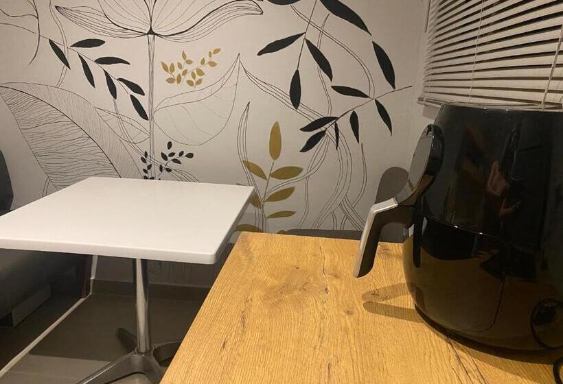 استودیوی لوکس, La Benroy