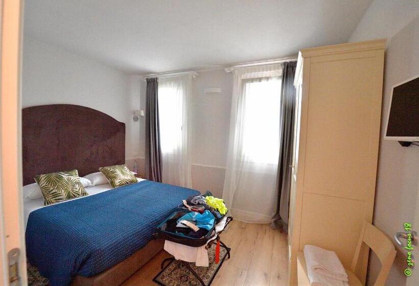 آپارتمان یک خوابه با دری مشترک که هال را جدا می کند., Spagnoi Rooms