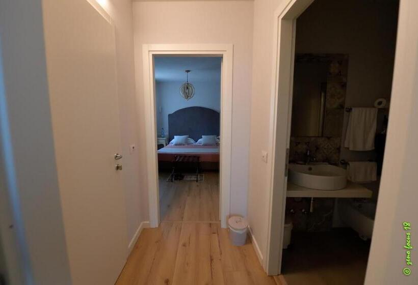 آپارتمان یک خوابه با دری مشترک که هال را جدا می کند., Spagnoi Rooms