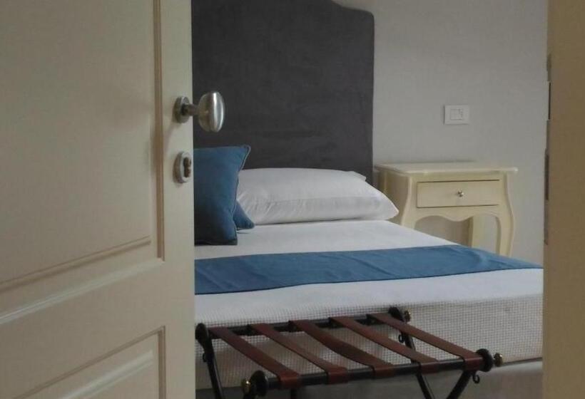 آپارتمان یک خوابه با دری مشترک که هال را جدا می کند., Spagnoi Rooms
