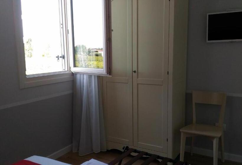 آپارتمان یک خوابه با دری مشترک که هال را جدا می کند., Spagnoi Rooms