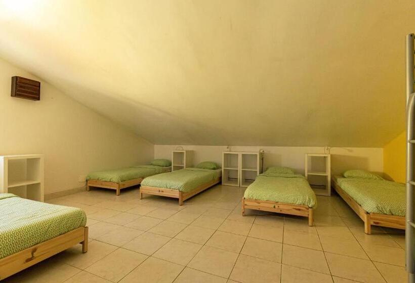 Кровать в Общей Комнате, Pineapple Surf House