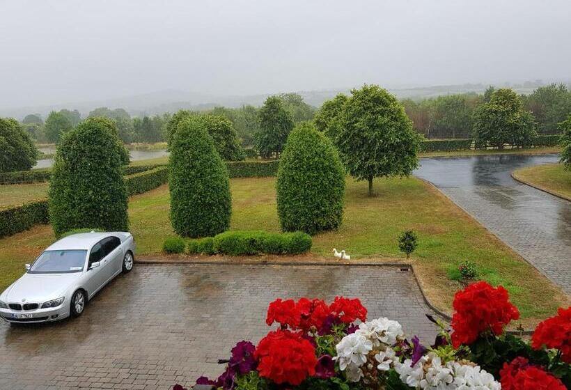 اتاق خانوادگی, Hazelwood Country House