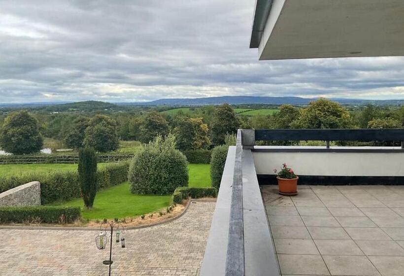 اتاق خانوادگی, Hazelwood Country House