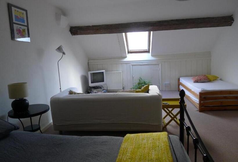 اتاق لوکس, Totters Hostel