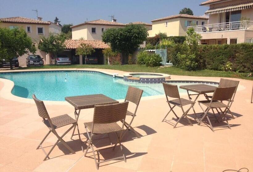 استودیو استاندارد با چشم‌انداز استخر, Villa Cezanne