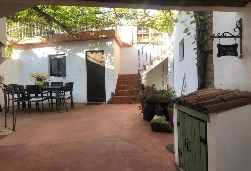 Семейный Номер, House Of The Three Marias