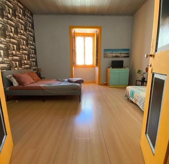 اتاق ساده سه‌ نفره, Faroway Hostel