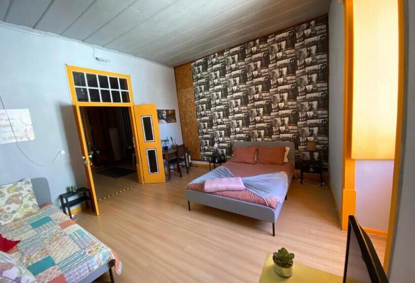 اتاق ساده سه‌ نفره, Faroway Hostel