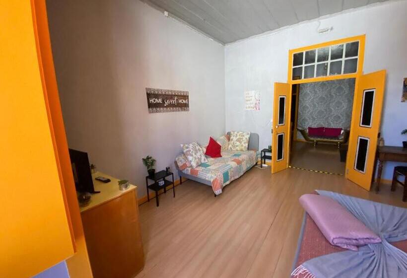اتاق ساده سه‌ نفره, Faroway Hostel