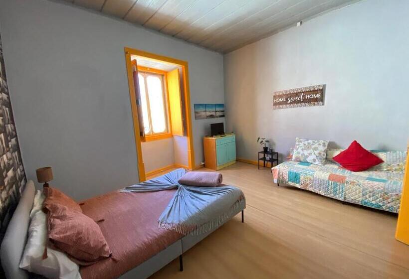 اتاق ساده سه‌ نفره, Faroway Hostel