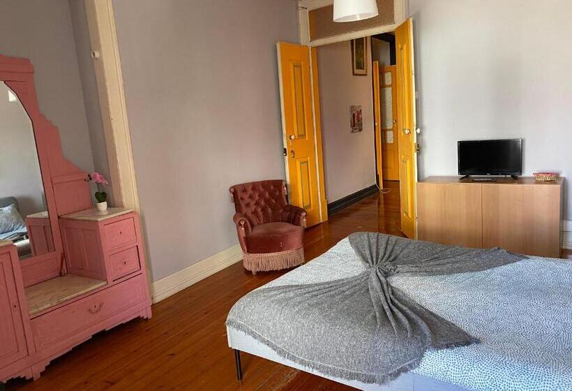 اتاق استاندارد سه نفره, Faroway Hostel