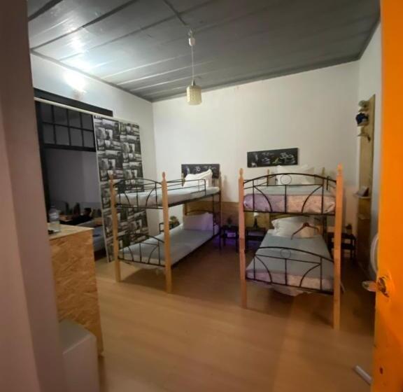 تختخواب در اتاق مشترک, Faroway Hostel