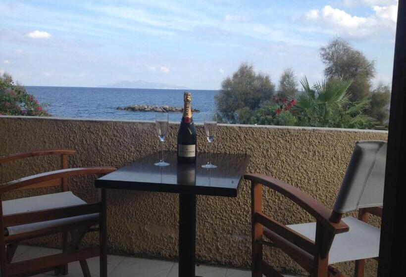 اتاق استاندارد با بالکن و چشم‌انداز دریا, Nostos Beach