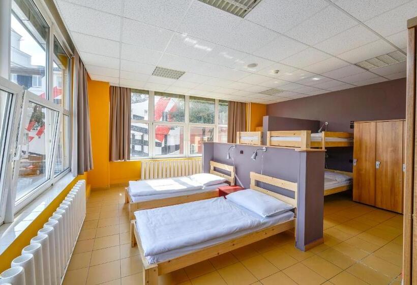 تختخواب در اتاق مشترک, Plus Prague