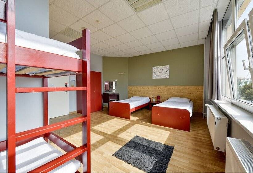 تختخواب در اتاق مشترک, Plus Prague