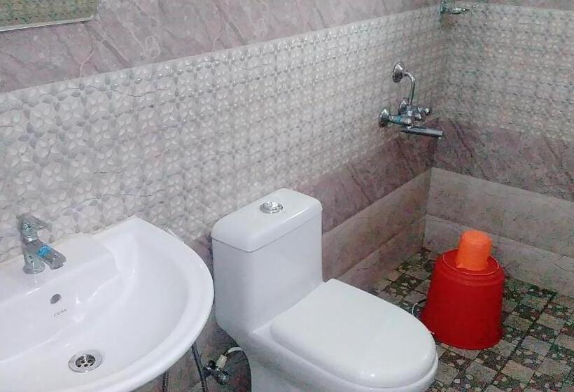 Quarto Triplo Deluxe, Indraprastha Tourist Home