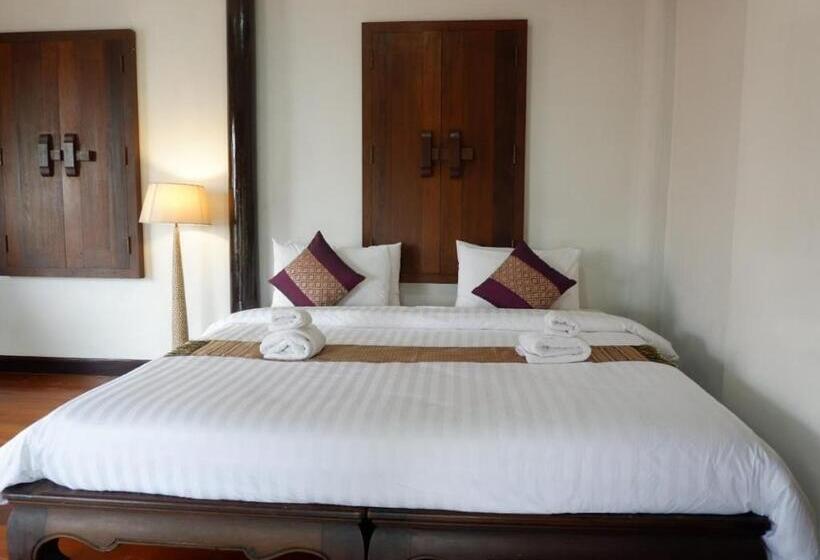 Deluxe room with river view, Ayutthaya Garden River Home