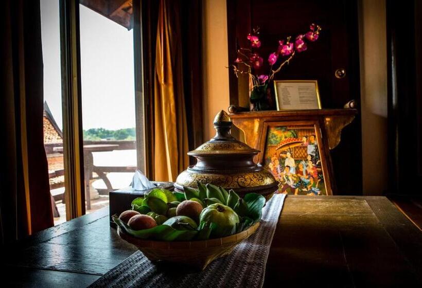 Deluxe room with river view, Ayutthaya Garden River Home