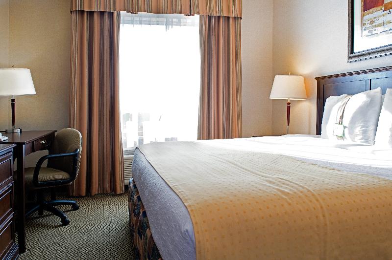 キングサイズベッドのスイートルーム, Holiday Inn Hotel & Suites West Edmonton, An Ihg