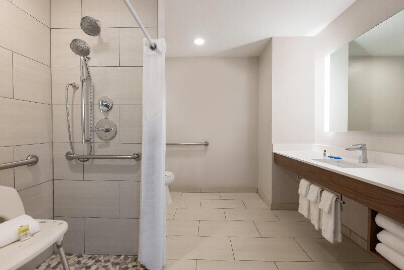 Люкс Адаптированный для Инвалидов, Holiday Inn Express Hotel & Suites Opelika Auburn, An Ihg