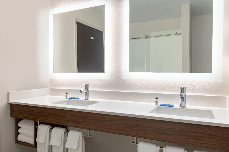 מיטת קינג בסוויטה, Holiday Inn Express Hotel & Suites Opelika Auburn, An Ihg