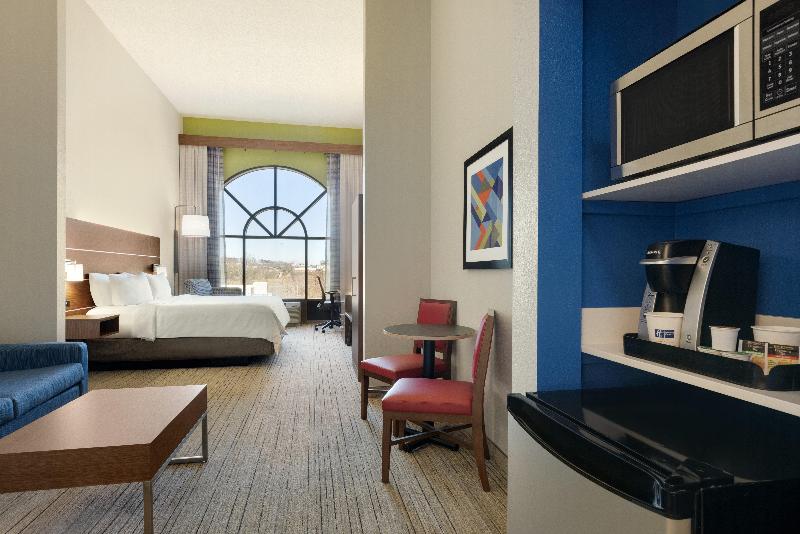מיטת קינג בסוויטה, Holiday Inn Express Hotel & Suites Opelika Auburn, An Ihg