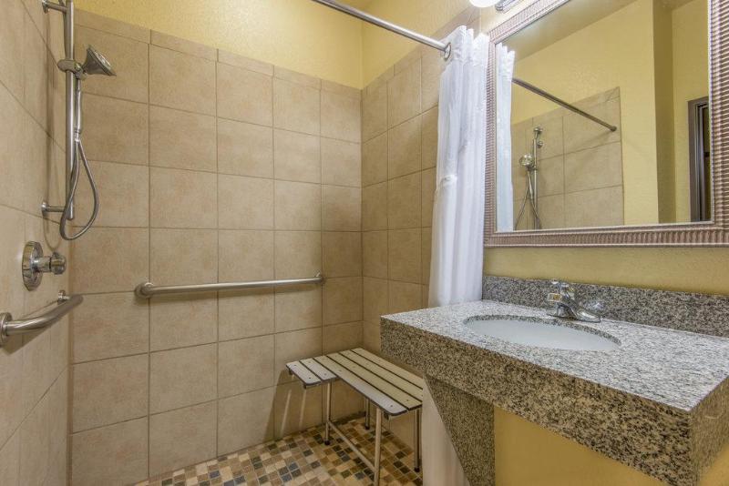 장애인을 위한 킹사이즈 침대 스탠다드 룸, Holiday Inn Express Hotel & Suites El Dorado, An Ihg