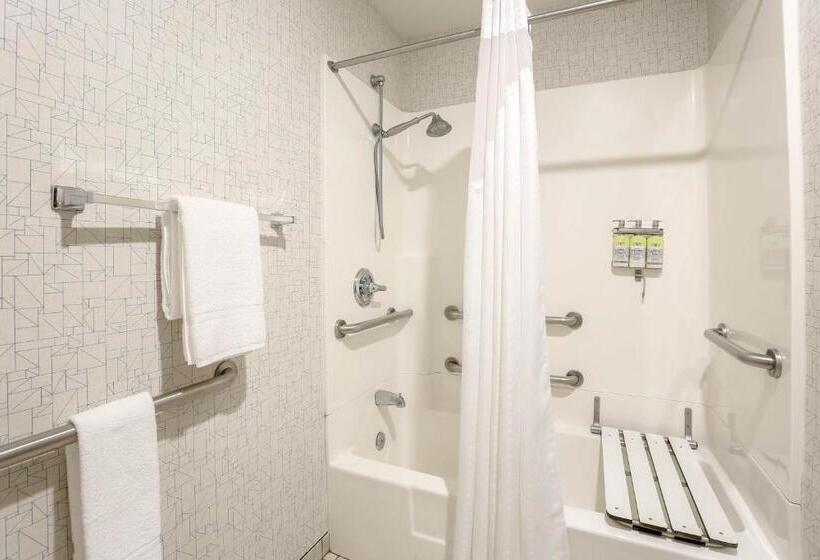 장애인을 위한 스위트, Holiday Inn Express Lancaster, An Ihg