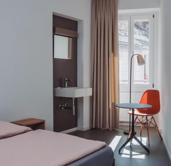 اتاق استاندارد یک تخته با سرویس بهداشتی مشترک, Montreux Youth Hostel