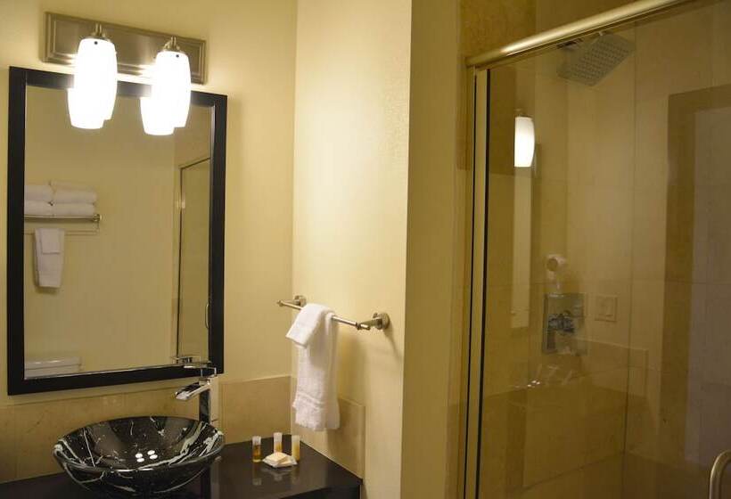 带大床的复式套间, Days Inn & Suites By Wyndham Milwaukee