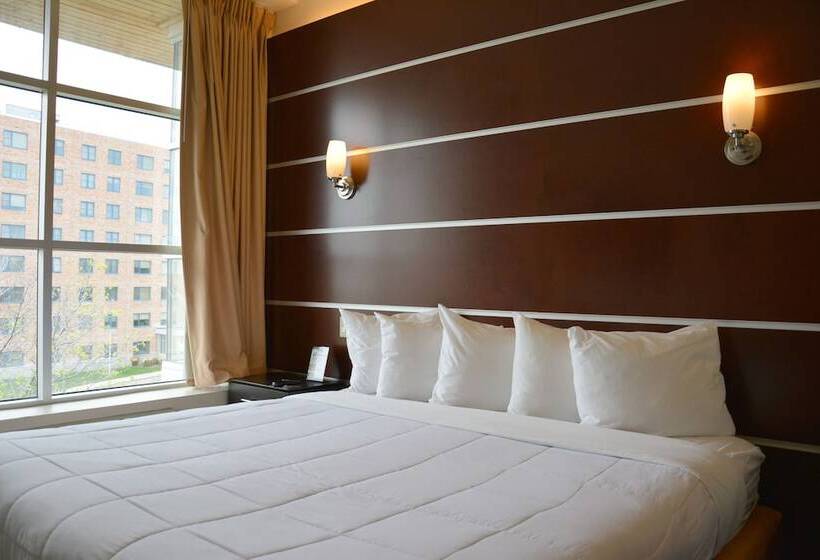 带大床的复式套间, Days Inn & Suites By Wyndham Milwaukee