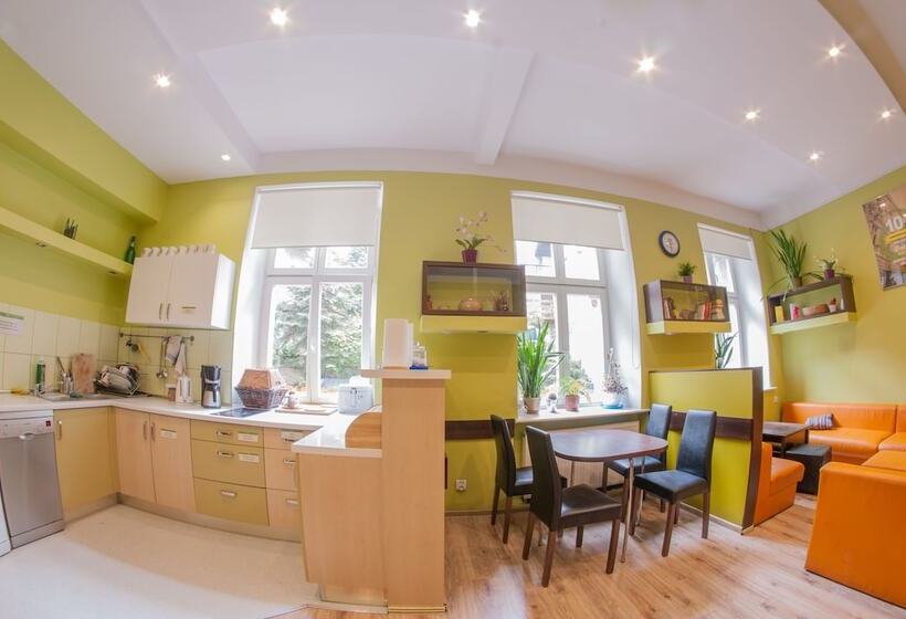 Трехместный Номер Стандарт Совместная Ванная, Dizzy Daisy Hostel
