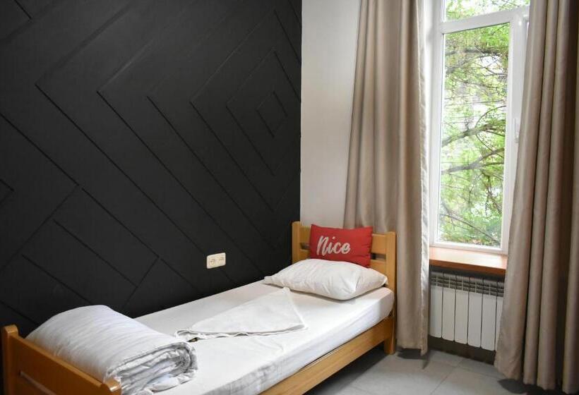 اتاق استاندارد یک نفره, Envoy Hostel & Tours